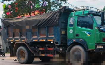 Hà Tĩnh: Va chạm mạnh với xe tải chở đất, 2 mẹ con tử vong thương tâm