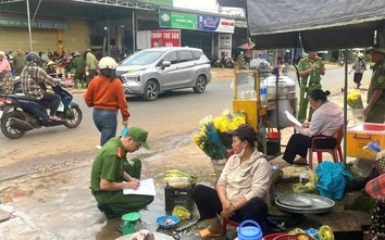 Chợ tự phát lấn quốc lộ 27 qua Đắk Lắk tiềm ẩn nguy cơ tai nạn giao thông