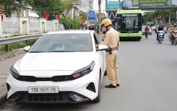 Camera AI "soi'' ô tô đón trả khách trước cổng Bệnh viện Bạch Mai, CSGT đón lõng xử lý