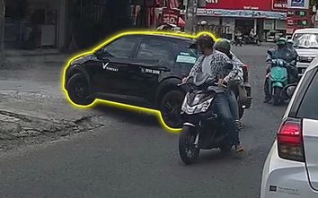 Ô tô lùi xe mất kiểm soát, xoay tròn giữa đường phố