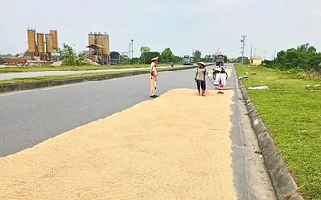 Nhiều địa phương tăng cường xử lý tình trạng phơi lúa, rơm rạ lấn chiếm lòng đường