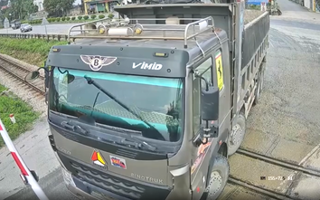 Thanh Hóa: Tài xế xe tải nói gì sau khi vượt đèn đỏ, băng qua đường sắt?