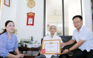Phú Thọ: Trao Huy hiệu 65 tuổi Đảng cho đảng viên phường Vĩnh Yên