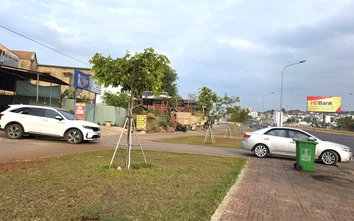 Xe máy, ô tô vô tư đi trên vỉa hè đại lộ hơn 1.200 tỷ đồng ở Đắk Lắk