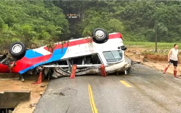 Cao Bằng: Mưa lũ cuốn trôi xe khách, gây sạt lở nhiều tuyến đường