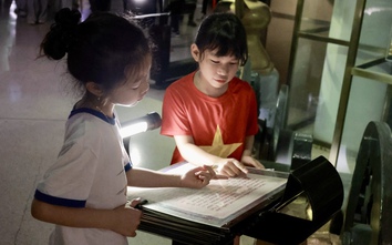 Dòng người thành kính về “địa chỉ đỏ” mang tên Chủ tịch Hồ Chí Minh