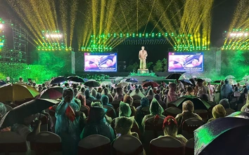 Hàng vạn người đội mưa tham dự Lễ hội Làng Sen và kỷ niệm 136 năm ngày sinh nhật Bác