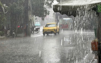 Mưa lớn giải nhiệt TP.HCM sau chuỗi ngày nắng gắt, nhiều tuyến đường ngập cục bộ