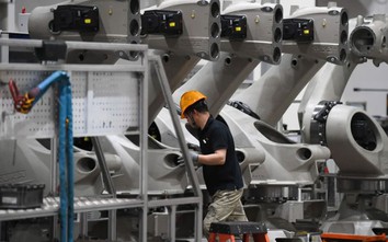 Trung Quốc: "Siêu nhà máy" xe điện, robot hút khách du lịch