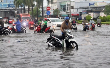 Mưa lớn kéo dài, nhiều tuyến đường ở Cà Mau ngập sâu