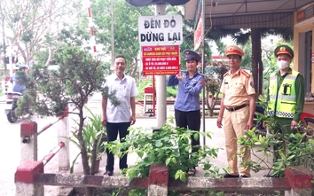 Gắn biển tuyên truyền mới, nâng cao an toàn giao thông đường sắt ở Nghệ An