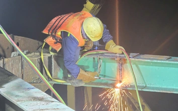 Công nhân "neo mình" giữa sông Đà thi công cầu dây văng có nhịp chính dài nhất Việt Nam