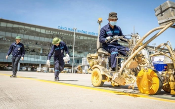 Nhân viên sân bay căng mình giữa “chảo lửa” Nội Bài 71 độ C