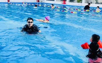 Hà Nội siết dạy thêm, tăng lớp học bơi cho học sinh trong dịp hè