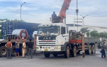 Gia Lai: Cuộn thép khoảng 8 tấn rơi khỏi xe đầu kéo khiến dầu chảy tràn QL19 gây ùn tắc