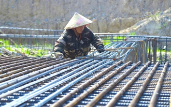 Nhà thầu giữ nhịp thi công giữa "chảo lửa" miền Trung