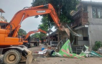 Phú Thọ cưỡng chế 4 trường hợp vi phạm hành lang giao thông tại xã Tam Dương