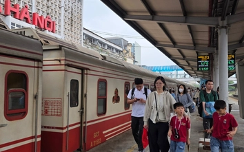 Tàu hoả kín chỗ, dòng người ùn ùn trở lại Thủ đô sau kỳ nghỉ dài