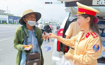 Công an TP Đồng Nai tặng nước, dọn đường giúp người dân về nhà an toàn sau kỳ nghỉ lễ