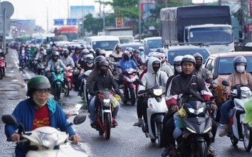 Người dân trở lại sau kỳ nghỉ lễ, TP.HCM ùn tắc tứ bề, dòng xe nối dài gần chục cây số