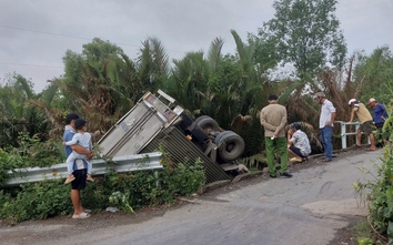 Tây Ninh: Xe tải lao xuống kênh sau va chạm lan can cầu, tài xế nguy kịch