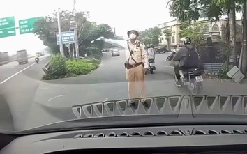 Người đàn ông hỏi CSGT ''Em có biết anh không'' xin lỗi, tài xế đi sai làn bị xử phạt