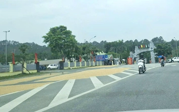 Hà Tĩnh, Nghệ An: Phơi thóc tràn đường, nguy cơ tai nạn giao thông rình rập