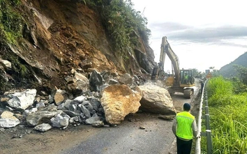 Bản tin TNGT 4/5: Sạt lở đất đá trong đêm, QL4D lên Sa Pa tê liệt