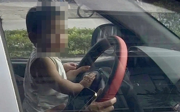 Hà Nội: Vì sao nữ tài xế để bé trai ngồi trước vô lăng ô tô đang chạy không bị xử phạt?