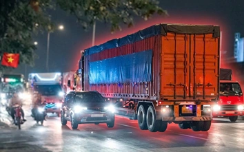 Bất chấp nguy hiểm,  xe container đi ngược chiều để vào bãi