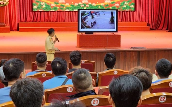 CSGT hướng dẫn hàng trăm tài xế học cách phòng tránh tai nạn giao thông