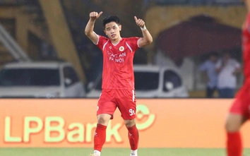 Đình Bắc nhận giải Cầu thủ xuất sắc nhất V-League tháng 4