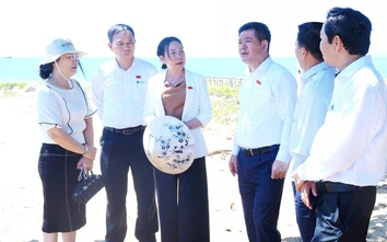 Phó chủ tịch Quốc hội Nguyễn Hồng Diên tiếp xúc cử tri vùng biển Gia Lai
