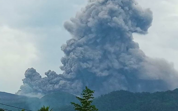 Indonesia: Núi lửa phun trào tạo cột tro 10km, 3 người nghi thiệt mạng