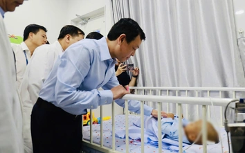 Thứ trưởng Bộ Y tế thăm bé trai 2 tuổi bị mẹ ruột và nhân tình bạo hành