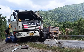 Đắk Lắk: Hai xe đầu kéo va chạm trên đèo Phượng Hoàng, một tài xế mắc kẹt trong cabin