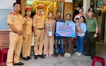 CSGT Khánh Hòa trao sổ tiết kiệm hỗ trợ gia đình cán bộ hy sinh khi truy bắt “cát tặc"