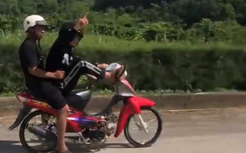 Đăng clip lái xe máy bằng chân lên mạng xã hội, nam thanh niên bị tịch thu phương tiện
