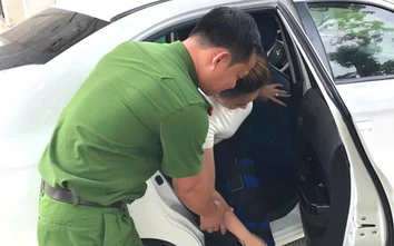 Thanh Hóa: Công an xã đưa đón nữ sinh gãy xương đùi đến điểm thi tốt nghiệp