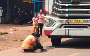 Đắk Lắk: Va chạm xe tải khi đi bộ qua đường, bé 3 tuổi tử vong thương tâm
