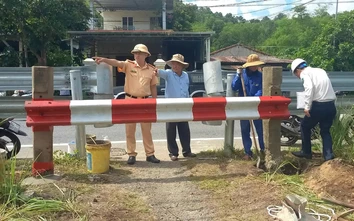 Rào đóng 2 lối đi tự mở nguy hiểm qua tuyến đường sắt ở Huế