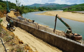 Quảng Ngãi: Công trình kè chống sạt lở tỉnh lộ 624B vẫn ngổn ngang trước ngày về đích