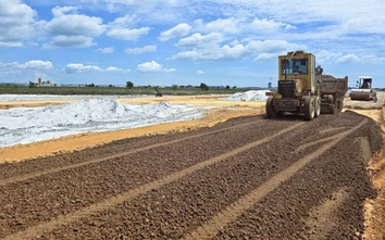 Tháo gỡ mặt bằng, đẩy nhanh thi công tuyến đường kết nối Cảng hàng không Quảng Trị với QL1