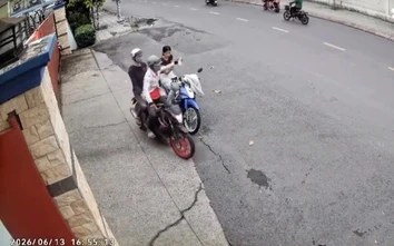 TP.HCM: Bắt 2 tên cướp giật điện thoại iPhone của cô gái trên đường phố