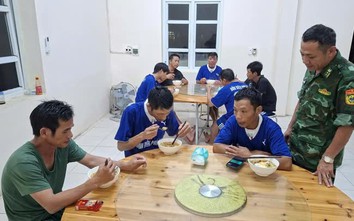 Tai nạn giao thông 18/6: Cứu 9 ngư dân sau vụ tàu cá đâm đá ngầm bị đắm ở Quảng Ninh