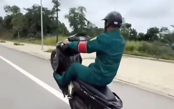 Lào Cai: Thanh niên mặc trang phục dân quân tự vệ bốc đầu xe máy bị tịch thu phương tiện
