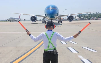 Nghề signalman trước mũi tàu bay