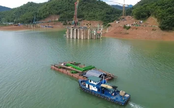 Đội nắng xây cầu “biểu tượng mới của Tây Bắc”