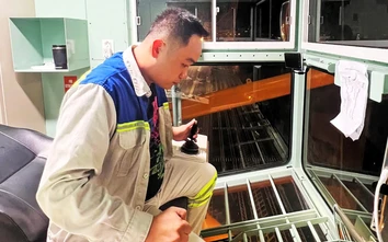 Giữ nhịp cảng biển từ cabin giữa trời