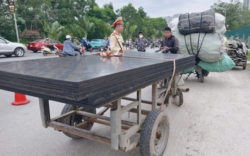 CSGT đón lõng xử lý loạt xe cũ nát, tự chế chở hàng cồng kềnh trên Đại lộ Thăng Long
